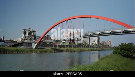 Taipei, Taiwan, 04. März 2022: Regenbogenbrücke über den Keelung River Stockfoto