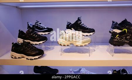 Kiyv, Ukraine - 30. August 2020: Skechers Schuhe im Shop im Einkaufszentrum. Stockfoto