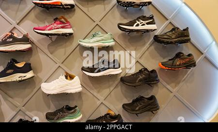 Kiyv, Ukraine - 30. August 2020: Skechers Schuhe im Shop im Einkaufszentrum. Stockfoto