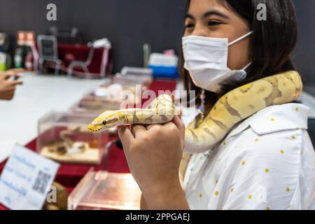 Ein Mädchen mit einer Ballpython Stockfoto