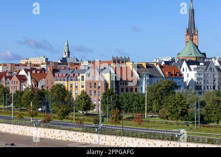 Blick auf die Stadthäuser auf dem Piastowski Boulevard, im Hintergrund ein Turm der Szczecin Kathedrale, Szczecin, Polen Stockfoto
