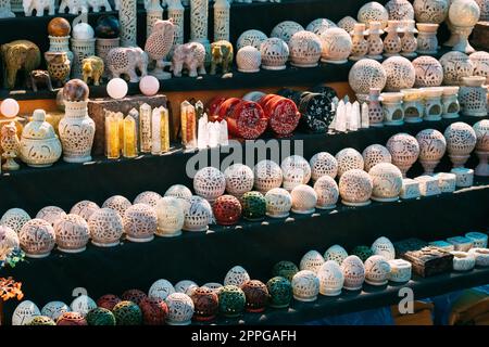 Indien. Markt Mit Vielen Traditionellen Bunten Handgefertigten Indischen Kerzenhaltern Aus Geschnitztem Keramik. Beliebte Souvenirs Aus Indien Stockfoto