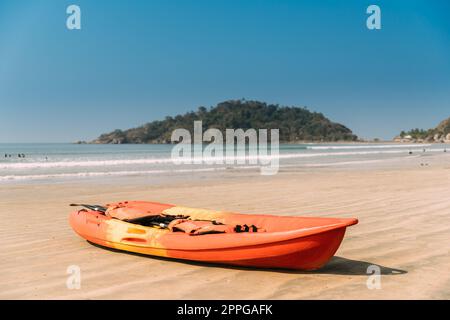 Canacona, Goa, Indien. Kanu-Kajak-Verleih Am Berühmten Palolem Beach Am Sommersonntag Stockfoto