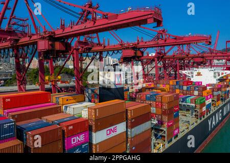 Kwai Tsing, Hongkong 04. Dezember 2019: Drohne fliegt über den Frachtterminal in Hongkong Stockfoto