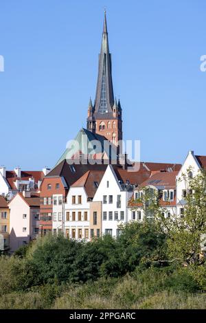 Blick auf die Stadthäuser auf dem Piastowski Boulevard, im Hintergrund ein Turm der Szczecin Kathedrale, Szczecin, Polen Stockfoto
