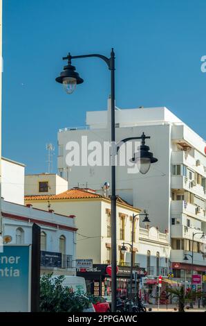 ESTEPONA, SPANIEN - 12. OKTOBER 2021: Straßen in Estepona, typisch andalusische Stadt an der Costa del Sol, Provinz Málaga, Südspanien Stockfoto