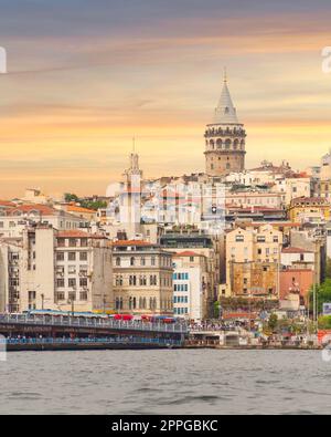 Blick auf Istanbul, Türkei mit Blick auf die Galata-Brücke mit traditionellen Fischrestaurants und Galata-Turm am anderen Ende Stockfoto