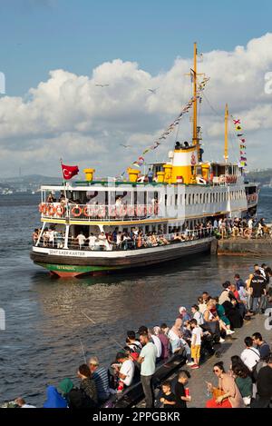 Passagiere, die während des Siegesfeiertags in Istanbul, Türkei, die überfüllte Sehir Hatlari Fähre im Eminonu Terminal verlassen Stockfoto