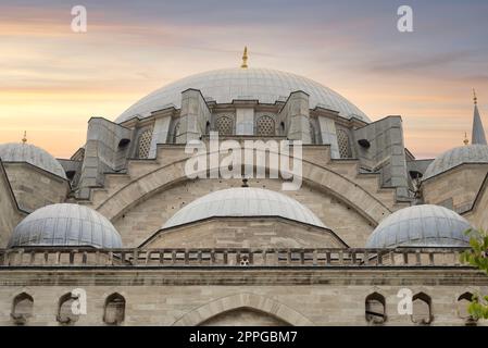 Aufnahmen bei Sonnenuntergang von Kuppeln der osmanischen Suleymaniye-Moschee, der zweitgrößten Moschee der Stadt, Istanbul, Türkei Stockfoto