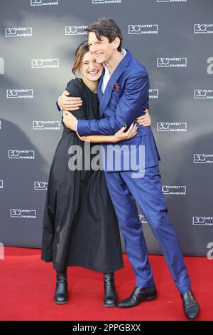 Marlene Burow, Sabin Tambrea, Premiere des Films in einem Land, das es nicht mehr gibt, auf dem Filmfest Hamburg, Cinemaxx Dammtor, Hamburg, 02.10.2022 Stockfoto