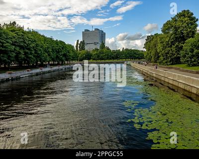 Der Fluss Pregolia in der Stadt Kaliningrad Stockfoto
