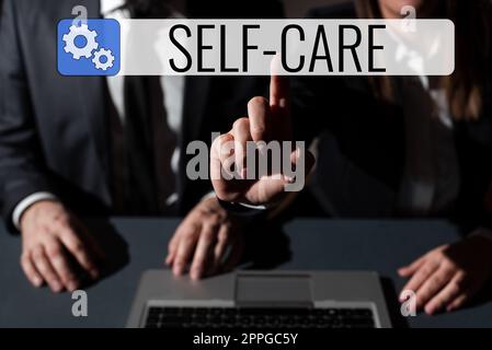 Handschriftlicher Text Self Care. Begriff bedeutet die Praxis, Maßnahmen zu ergreifen, um die eigene Gesundheit zu verbessern Stockfoto
