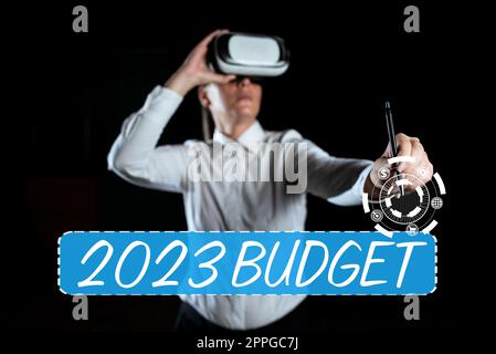 Das Schild zeigt das Budget für 2023 an. Business-Präsentation Business-Finanzplan für die Investitionsstrategie für das neue Jahr Stockfoto