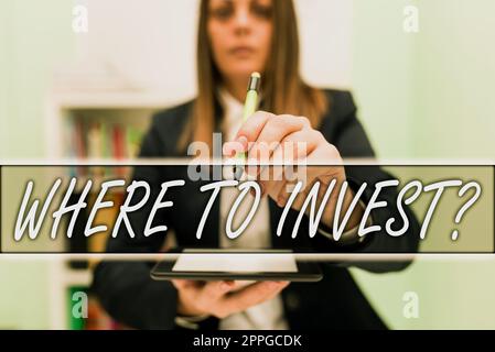 Schild mit der Angabe, wo investiert werden soll. Internetkonzept sucht nach guten Geschäftsmöglichkeiten, um Umsätze zu erzielen Stockfoto