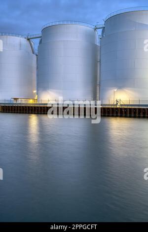 Große Öllagertanks in der Dämmerung, gesehen in Berlin Stockfoto