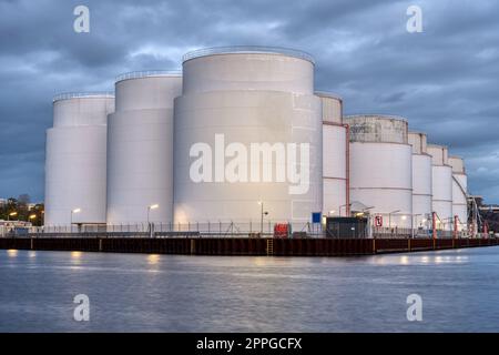 Lagertanks für fossile Brennstoffe in der Dämmerung in Berlin Stockfoto