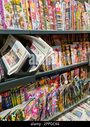 Kiel, Deutschland - 25. November 2022: Ein Regal mit deutschen Zeitungen und Zeitschriften in einem Supermarkt. Stockfoto