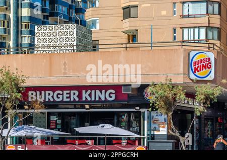 FUENGIROLA, SPANIEN - 8. OKTOBER 2021: Fassade eines Burger King Restaurants in Fuengirola, Spanien. Burger King ist eine bekannte amerikanische Kette von Hamburger Fast Food Restaurants Stockfoto