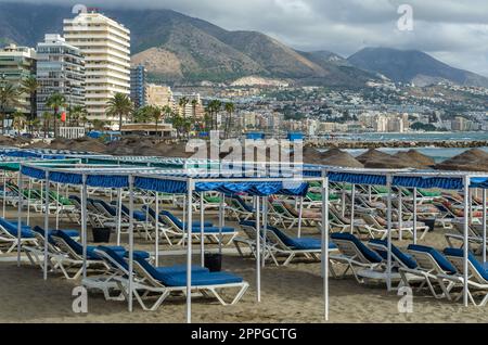 FUENGIROLA, SPANIEN - 10. OKTOBER 2021: Blick auf den Strand von Fuengirola, Stadt an der Costa del Sol, Andalusien, Südspanien Stockfoto