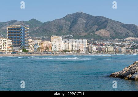 FUENGIROLA, SPANIEN - 13. OKTOBER 2021: Blick auf den Strand von Fuengirola, Stadt an der Costa del Sol, Andalusien, Südspanien Stockfoto