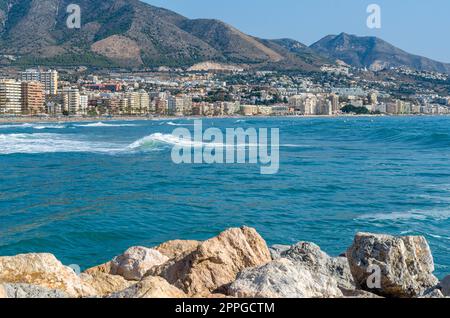 FUENGIROLA, SPANIEN - 13. OKTOBER 2021: Blick auf den Strand von Fuengirola, Stadt an der Costa del Sol, Andalusien, Südspanien Stockfoto