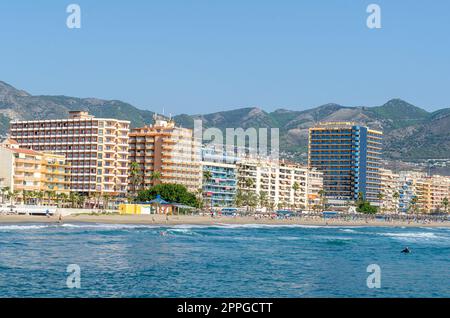 FUENGIROLA, SPANIEN - 13. OKTOBER 2021: Blick auf den Strand von Fuengirola, Stadt an der Costa del Sol, Andalusien, Südspanien Stockfoto