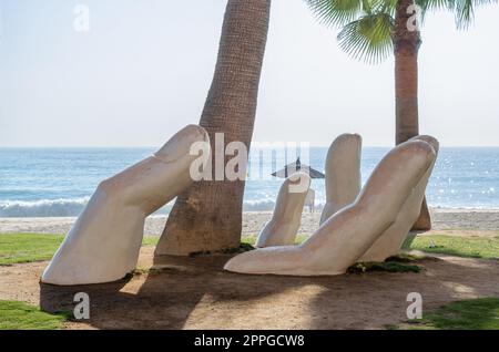 FUENGIROLA, SPANIEN - 13. OKTOBER 2021: Skulptur „Mano abierta“ („Offene Hand“), Werk des Künstlers Rosario Garcia, an der Küste der Stadt Fuengirola, an der Costa del Sol, Andalusien, Südspanien Stockfoto