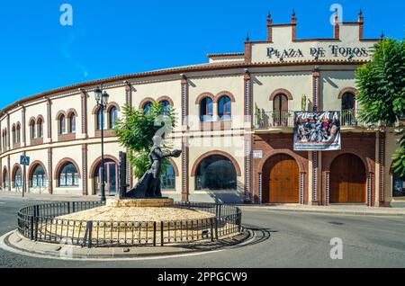 FUENGIROLA, SPANIEN - 8. OKTOBER 2021: Stierkampfarena in der Stadt Fuengirola, an der Costa del Sol, Andalusien, Südspanien Stockfoto