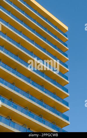 FUENGIROLA, SPANIEN - 13. OKTOBER 2021: Moderne Gebäude und Hotels am Meer in Fuengirola, Andalusien, Südspanien Stockfoto