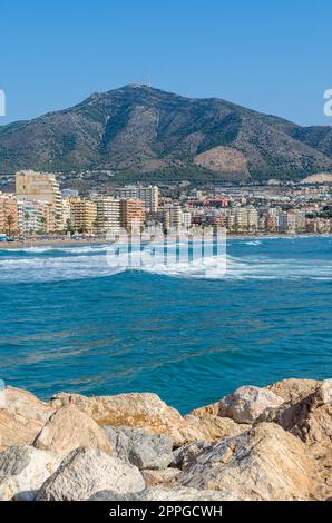 FUENGIROLA, SPANIEN - 13. OKTOBER 2021: Blick auf den Strand von Fuengirola, Stadt an der Costa del Sol, Andalusien, Südspanien Stockfoto