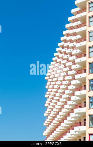 FUENGIROLA, SPANIEN - 13. OKTOBER 2021: Moderne Gebäude und Hotels am Meer in Fuengirola, Andalusien, Südspanien Stockfoto