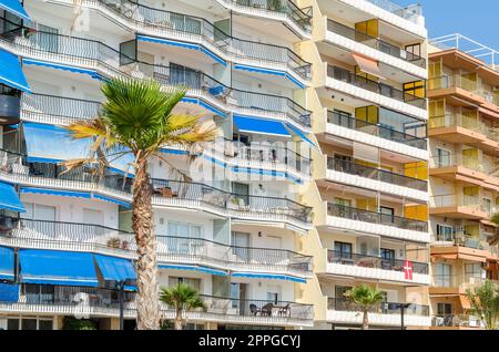 FUENGIROLA, SPANIEN - 13. OKTOBER 2021: Gebäude mit Blick auf den Strand am Meer in Fuengirola, Andalusien, Südspanien Stockfoto