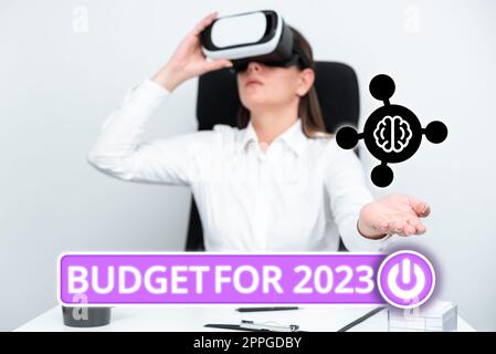 Textunterschrift mit dem Budget für 2023. Internet-Konzept eine schriftliche Schätzung der Einnahmen und Ausgaben für 2023 Stockfoto