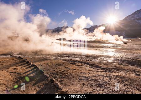 Sonnenaufgang im Geyser El Tatio, San Pedro de Atacama, Chile. Stockfoto