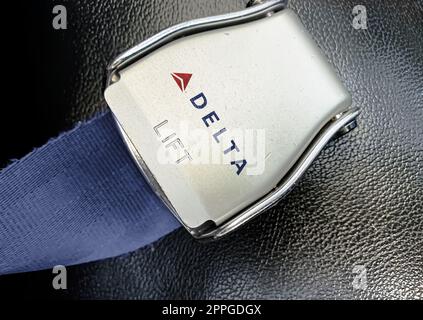 Detail des Gurtschlosses des Sicherheitsgurts mit dem Logo von Delta Airlines auf einem leeren Sitz Stockfoto