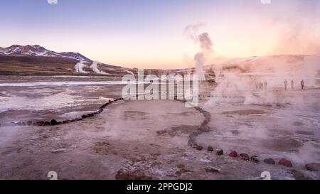 Sonnenaufgang im Geyser El Tatio, San Pedro de Atacama, Chile. Stockfoto