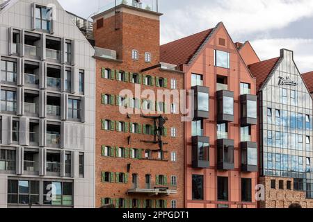 Moderne Architektur der Kornspeicher-Insel in der Altstadt von Danzig. Stockfoto