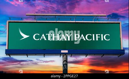 Reklametafel mit Logo von Cathay Pacific Stockfoto