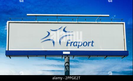 Reklametafel mit Logo der Fraport AG Stockfoto