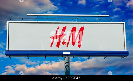 Reklametafel mit Logo von Hennes & Mauritz Stockfoto