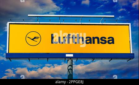 Reklametafel mit dem Logo der Lufthansa Stockfoto