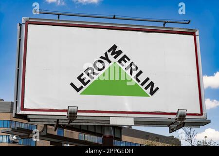 Reklametafel mit Logo von Leroy Merlin Stockfoto