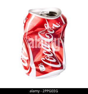 Zerdrückte Coca-Cola-Dose isoliert Stockfoto