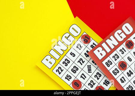 Gelbe und rote Bingo-Boards oder Spielkarten für Siegerchips. Klassische US- oder kanadische fünf bis fünf Bingo-Karten auf hellem Hintergrund Stockfoto