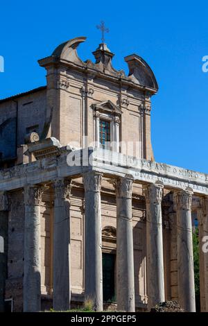 Überreste des Tempels von Antoninus und Faustina im Forum Romanum, Rom, Italien. Stockfoto