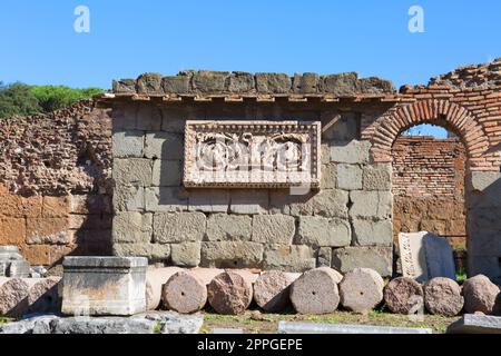 Forum Romanum, Blick auf die Ruinen mehrerer wichtiger antiker Gebäude, erhaltenes Basrelief an der Mauer, Rom, Italien Stockfoto