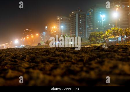Übernachtung am Strand Copacabana in Rio de Janeiro Stockfoto