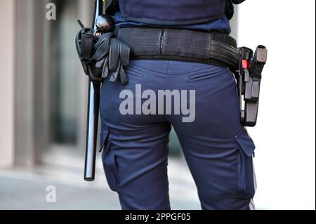 Illustrierendes Bild einer Polizeipistole von hinten Stockfoto