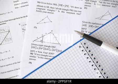 Handschrift geometrischer Aufgaben bei Untersuchung, Praxis, Quiz oder Prüfung im Geometriekurs. Das Konzept der exponentiellen Gleichungen wird gelöst. Stockfoto