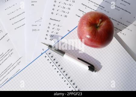 Handschrift der quadratischen Gleichung für Mathematik bei Prüfung, Praxis, Quiz oder Test im Mathematikunterricht. Das Konzept der exponentiellen Gleichungen wird gelöst. Stockfoto